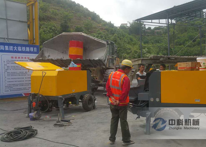 中鐵十七局液壓濕噴機(jī)施工現(xiàn)場(chǎng)