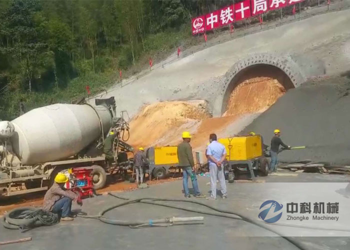 中鐵十局液壓濕噴機(jī)施工現(xiàn)場(chǎng)