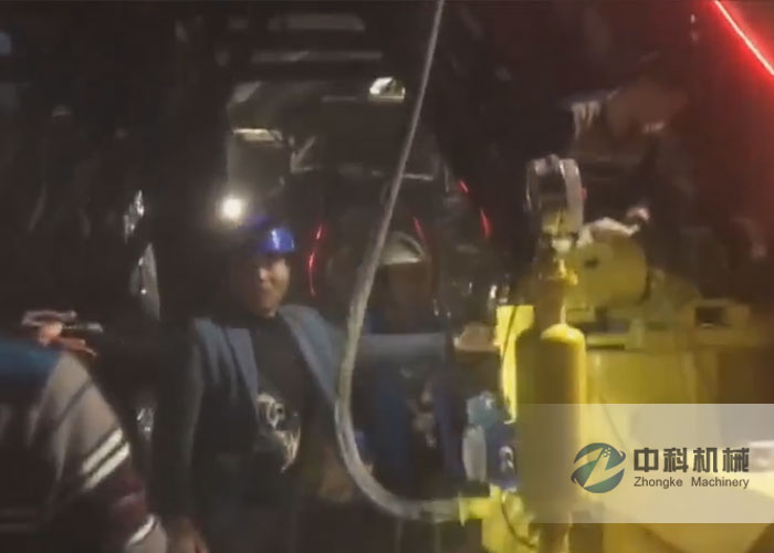 中鐵一局拱頂帶模注漿一體機(jī)隧道二襯帶模注漿施工現(xiàn)場(chǎng)