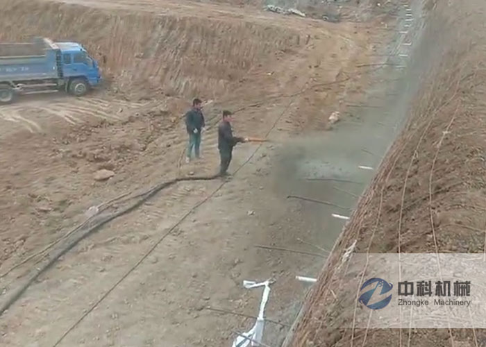 液壓混凝土濕噴機(jī)施工現(xiàn)場(chǎng)